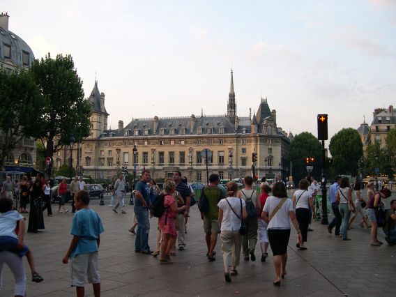  jeunesse sur la Place Saint-Michel